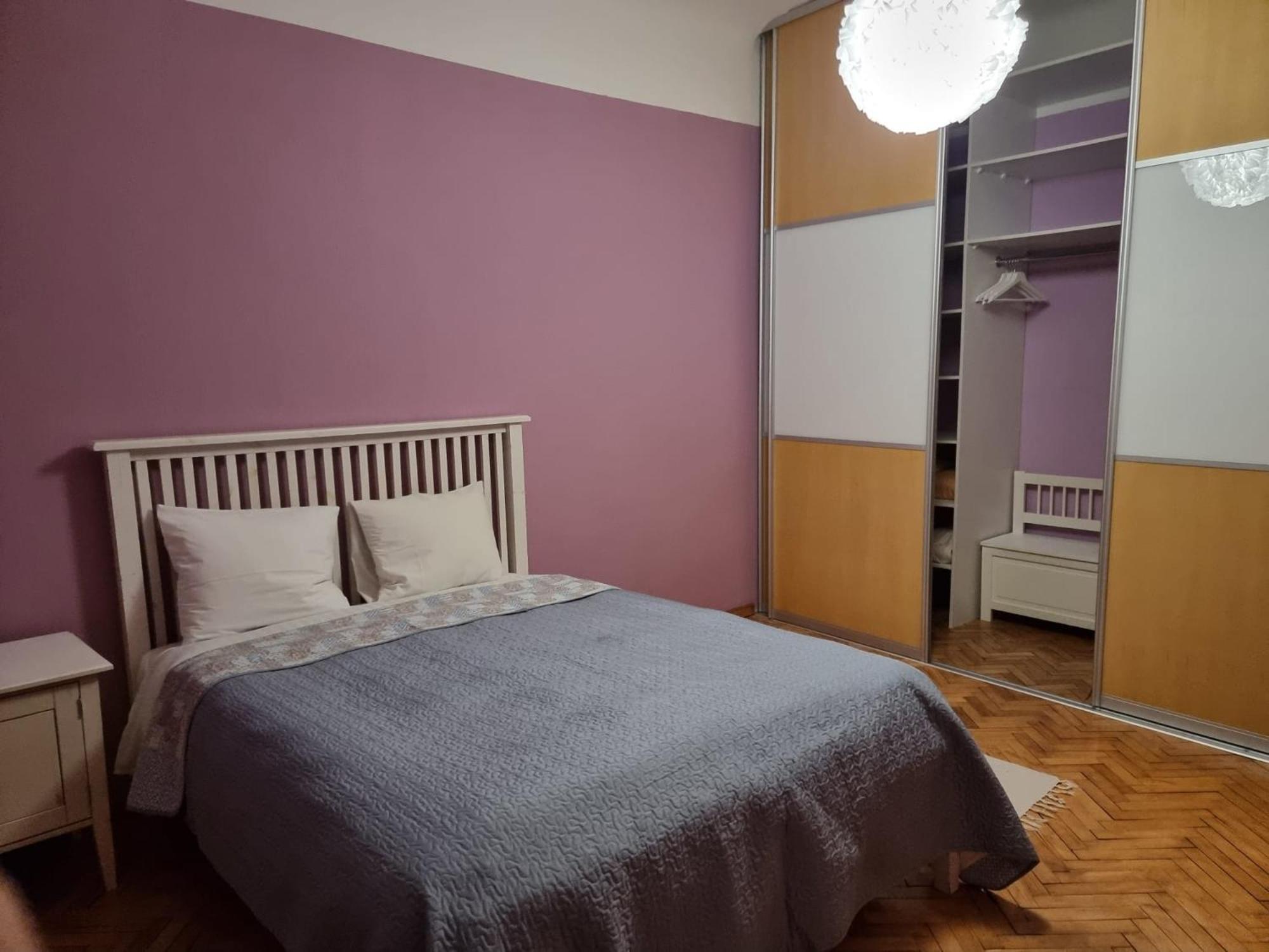 2 Bedroom Next To Hall With Parking Lägenhet *